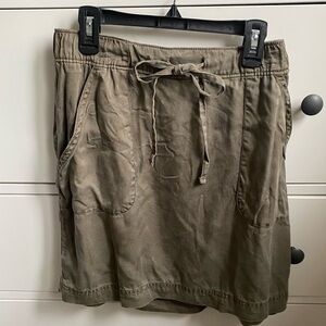 • Women’s Mid Length Mini Skirt •